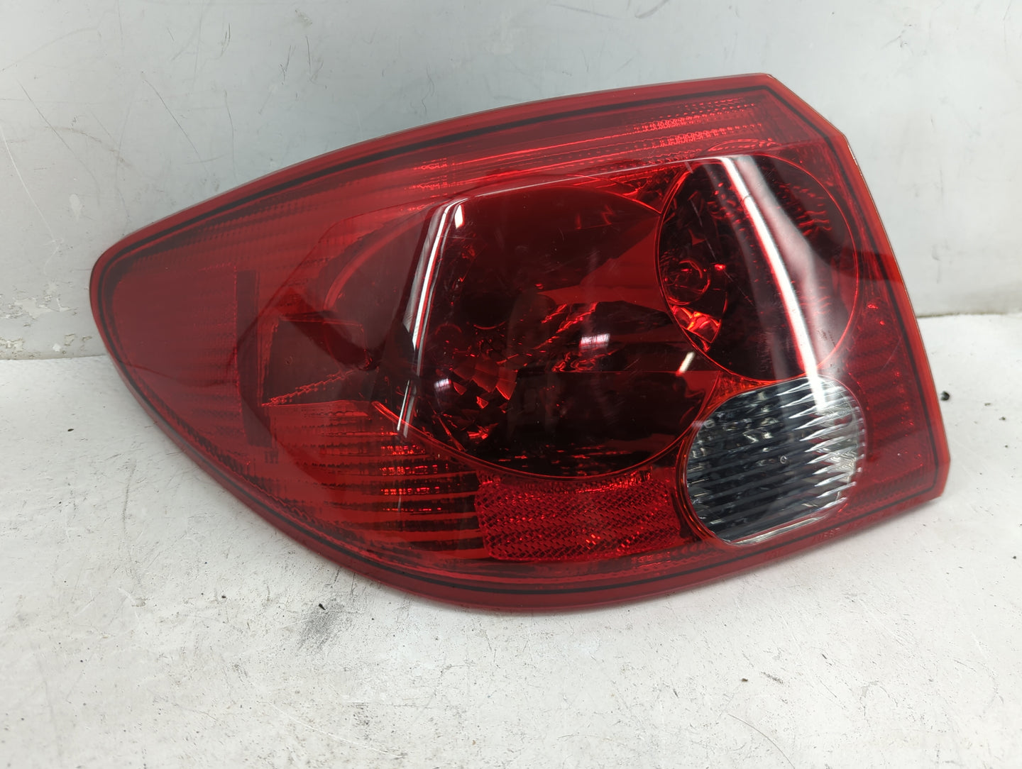 2005 Saturn L200 Tail Light Assembly Driver Left OEM P/N:22699950 Fits OEM Used Auto Parts - Oemusedautoparts1.com