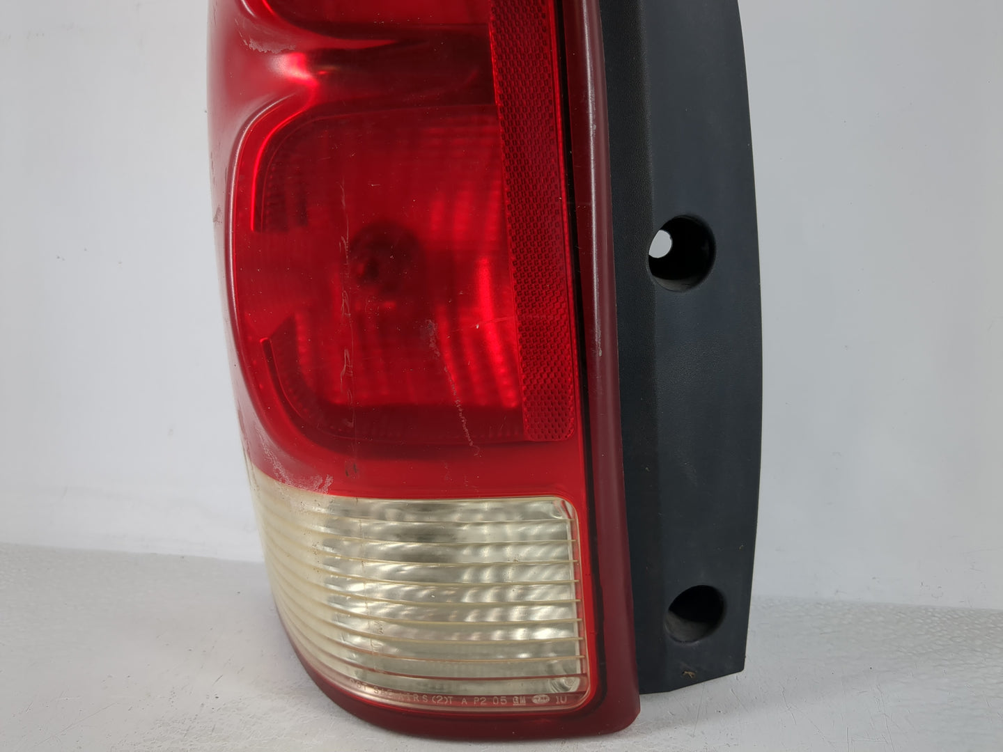 2005 Saturn Relay Tail Light Assembly Driver Left OEM P/N:15216490 Fits OEM Used Auto Parts - Oemusedautoparts1.com