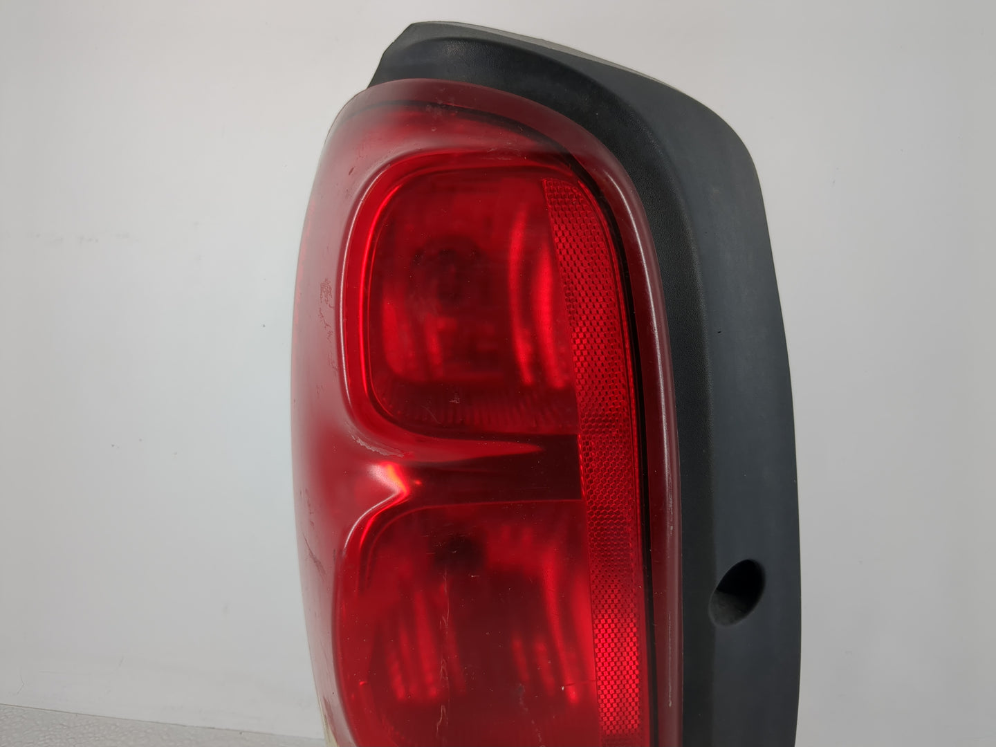 2005 Saturn Relay Tail Light Assembly Driver Left OEM P/N:15216490 Fits OEM Used Auto Parts - Oemusedautoparts1.com