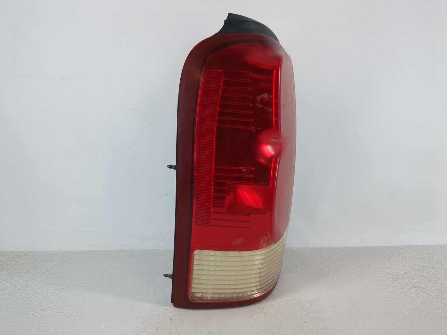 2005 Saturn Relay Tail Light Assembly Driver Left OEM P/N:15216490 Fits OEM Used Auto Parts - Oemusedautoparts1.com