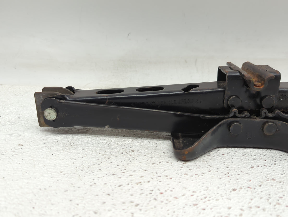 2005 Saturn Relay Spare Scissor Car Jack - Oemusedautoparts1.com