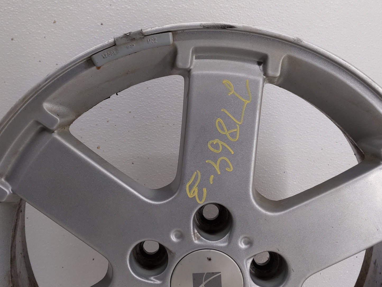 2005-2005 Saturn Relay Oem Wheel Rim 832727 - Oemusedautoparts1.com