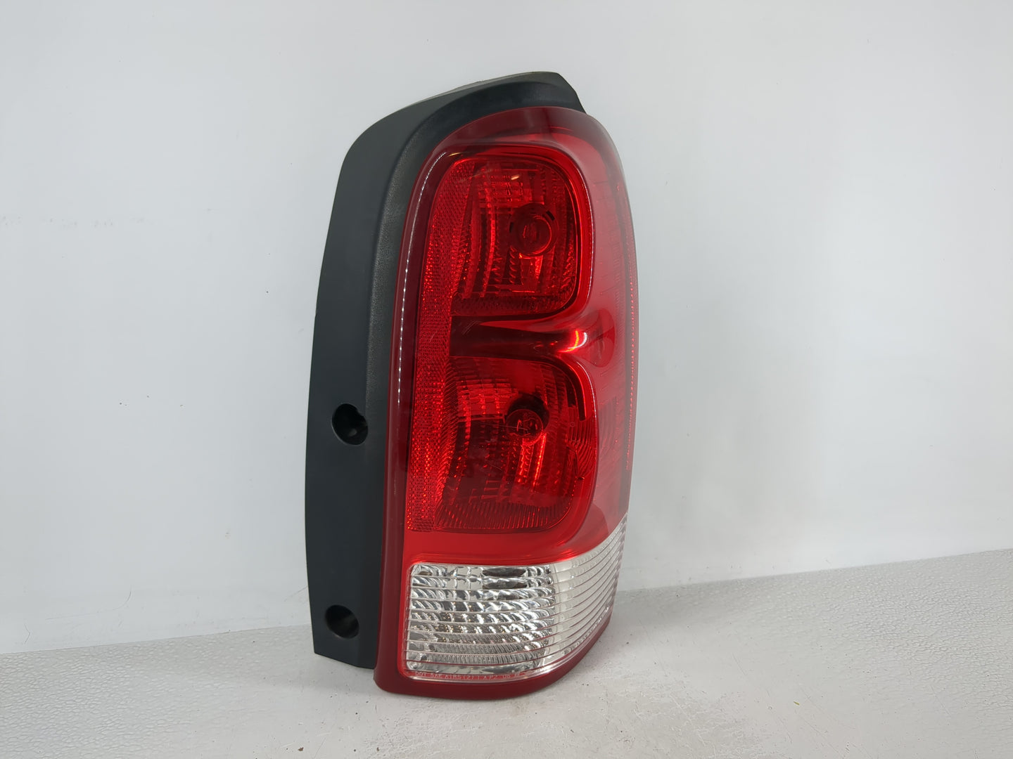 2005 Saturn Relay Tail Light Assembly Passenger Right OEM Fits OEM Used Auto Parts - Oemusedautoparts1.com