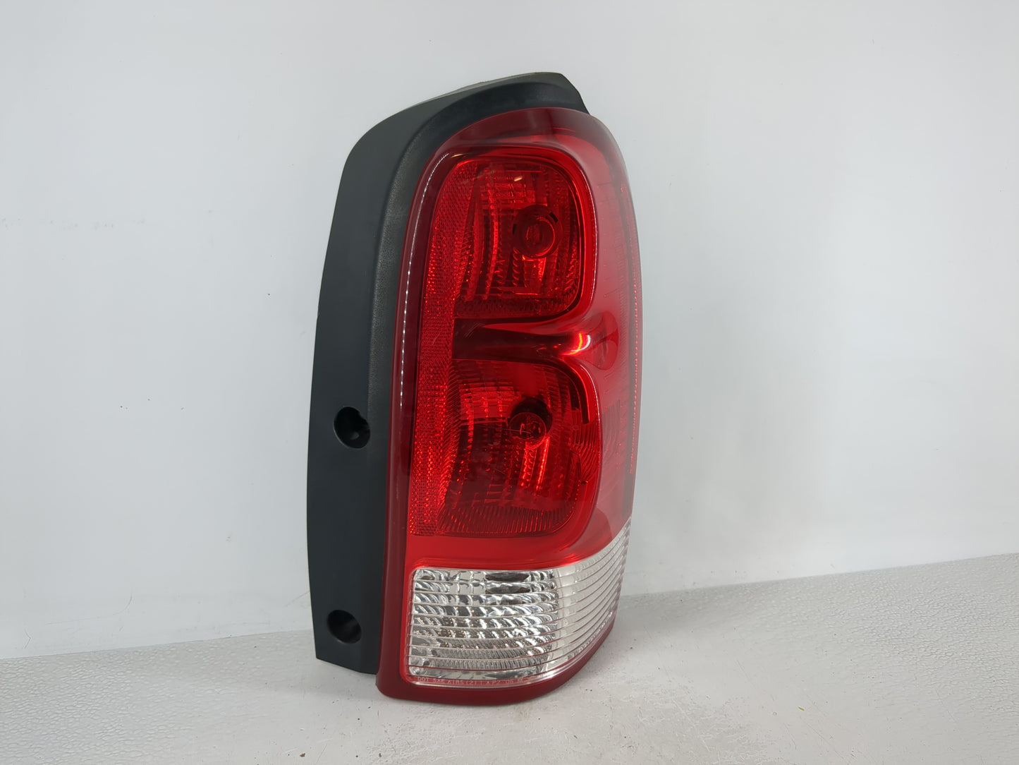 2005 Saturn Relay Tail Light Assembly Passenger Right OEM Fits OEM Used Auto Parts - Oemusedautoparts1.com