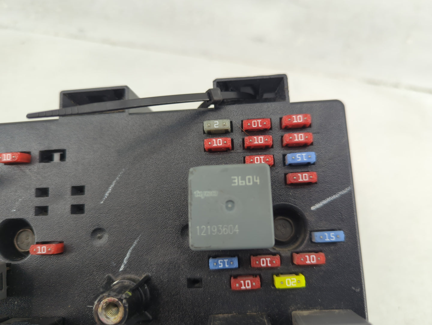 2004-2005 Saturn Vue Body Control Module Bcm Inner Cabin Fuse Box - Oemusedautoparts1.com