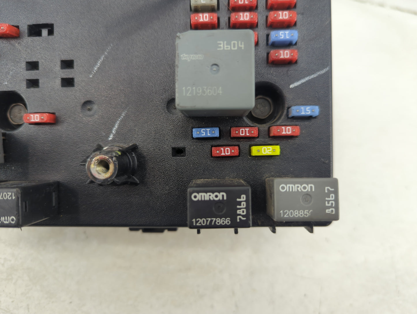 2004-2005 Saturn Vue Body Control Module Bcm Inner Cabin Fuse Box - Oemusedautoparts1.com