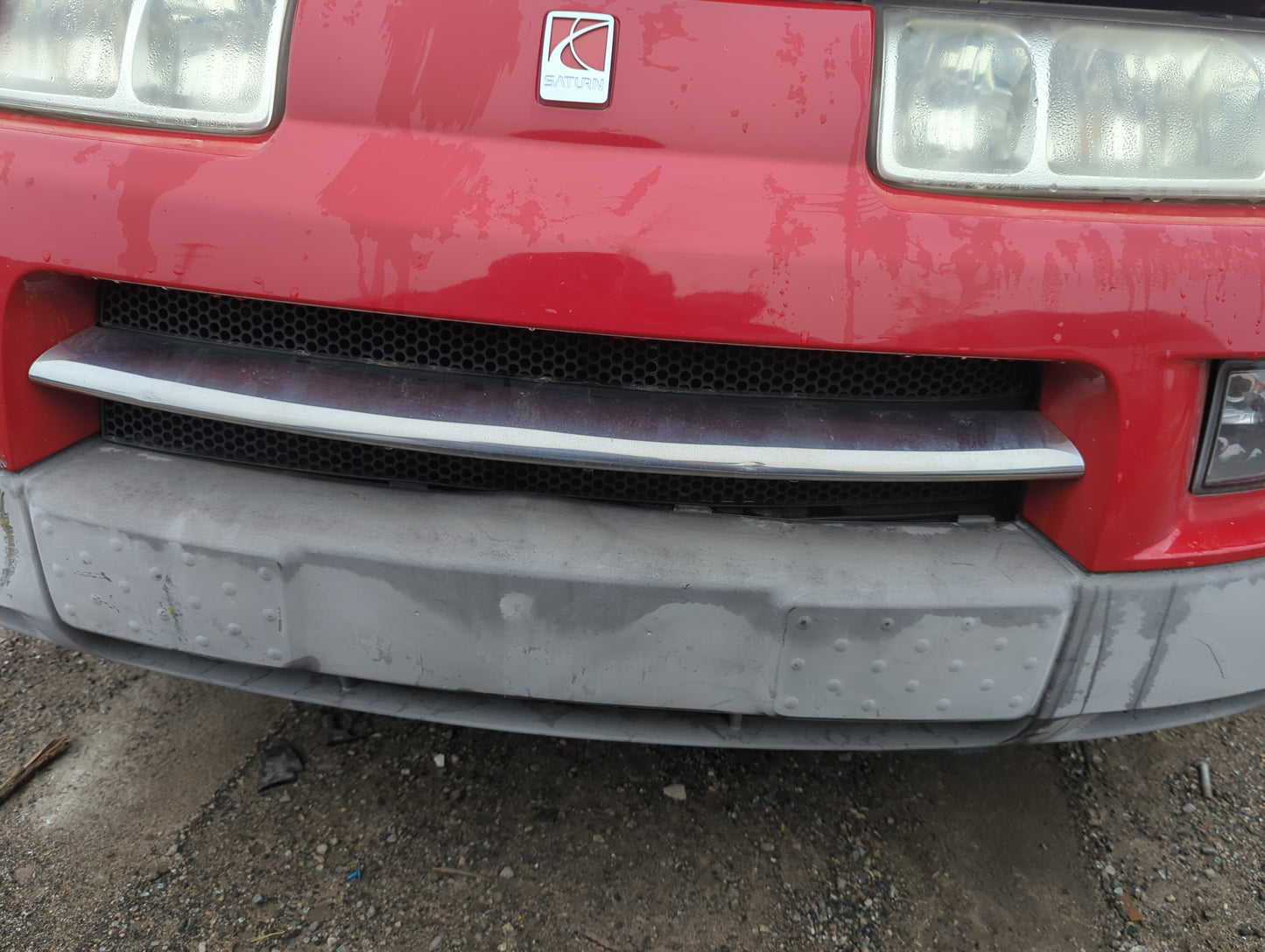 2002-2005 Saturn Vue Front Grille Bumper Not Included - Oemusedautoparts1.com
