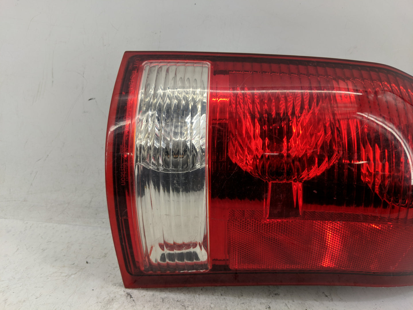 2004-2007 Saturn Vue Tail Light Assembly Passenger Right OEM Fits Fits 2004 2005 2006 2007 OEM Used Auto Parts - Oemusedauto