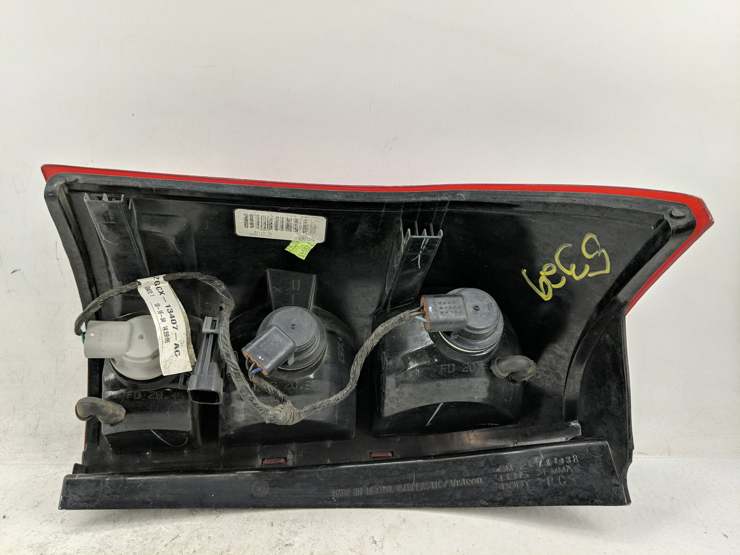 2004-2007 Saturn Vue Tail Light Assembly Passenger Right OEM Fits Fits 2004 2005 2006 2007 OEM Used Auto Parts - Oemusedauto