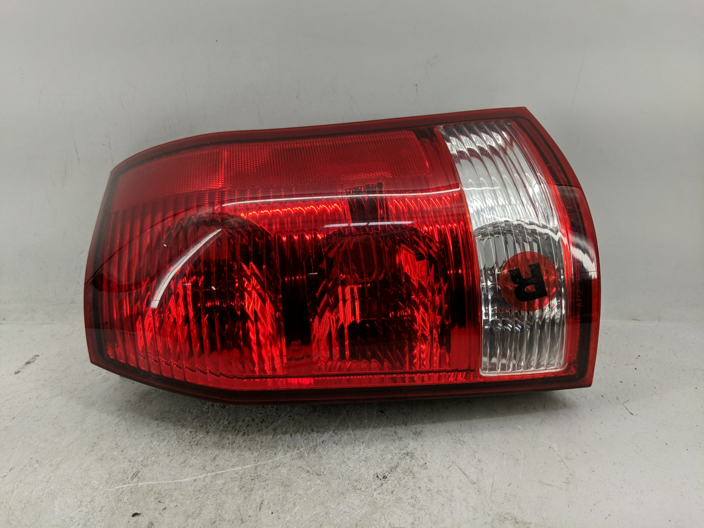 2004-2007 Saturn Vue Tail Light Assembly Passenger Right OEM P/N:15851056 Fits Fits 2004 2005 2006 2007 OEM Used Auto Parts 