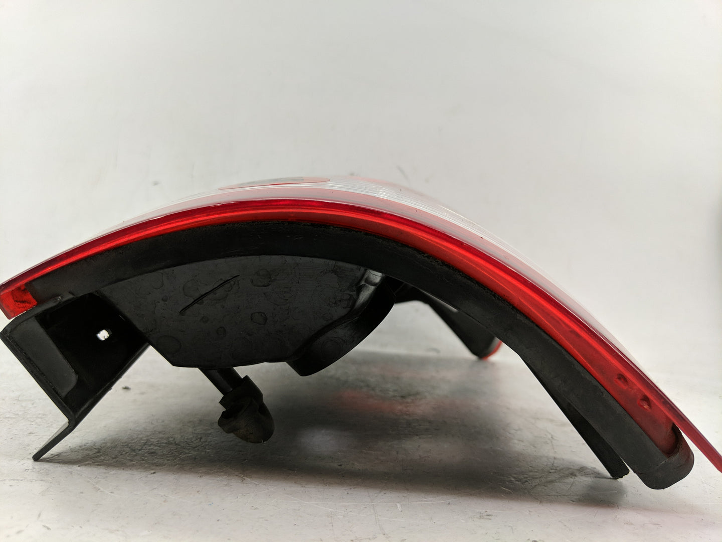 2004-2007 Saturn Vue Tail Light Assembly Passenger Right OEM P/N:15851056 Fits Fits 2004 2005 2006 2007 OEM Used Auto Parts 