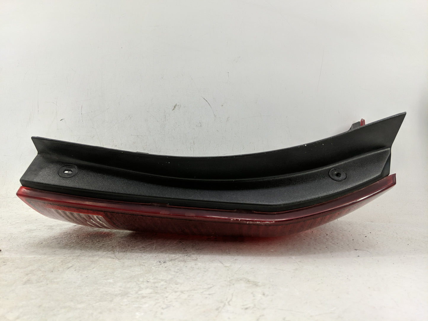 2004-2007 Saturn Vue Tail Light Assembly Passenger Right OEM P/N:15851056 Fits Fits 2004 2005 2006 2007 OEM Used Auto Parts 