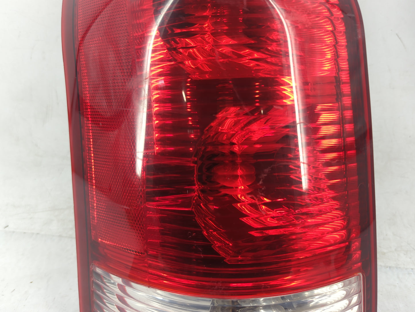 2002-2003 Saturn Vue Tail Light Assembly Driver Left OEM P/N:22692372 Fits Fits 2002 2003 OEM Used Auto Parts - Oemusedautop