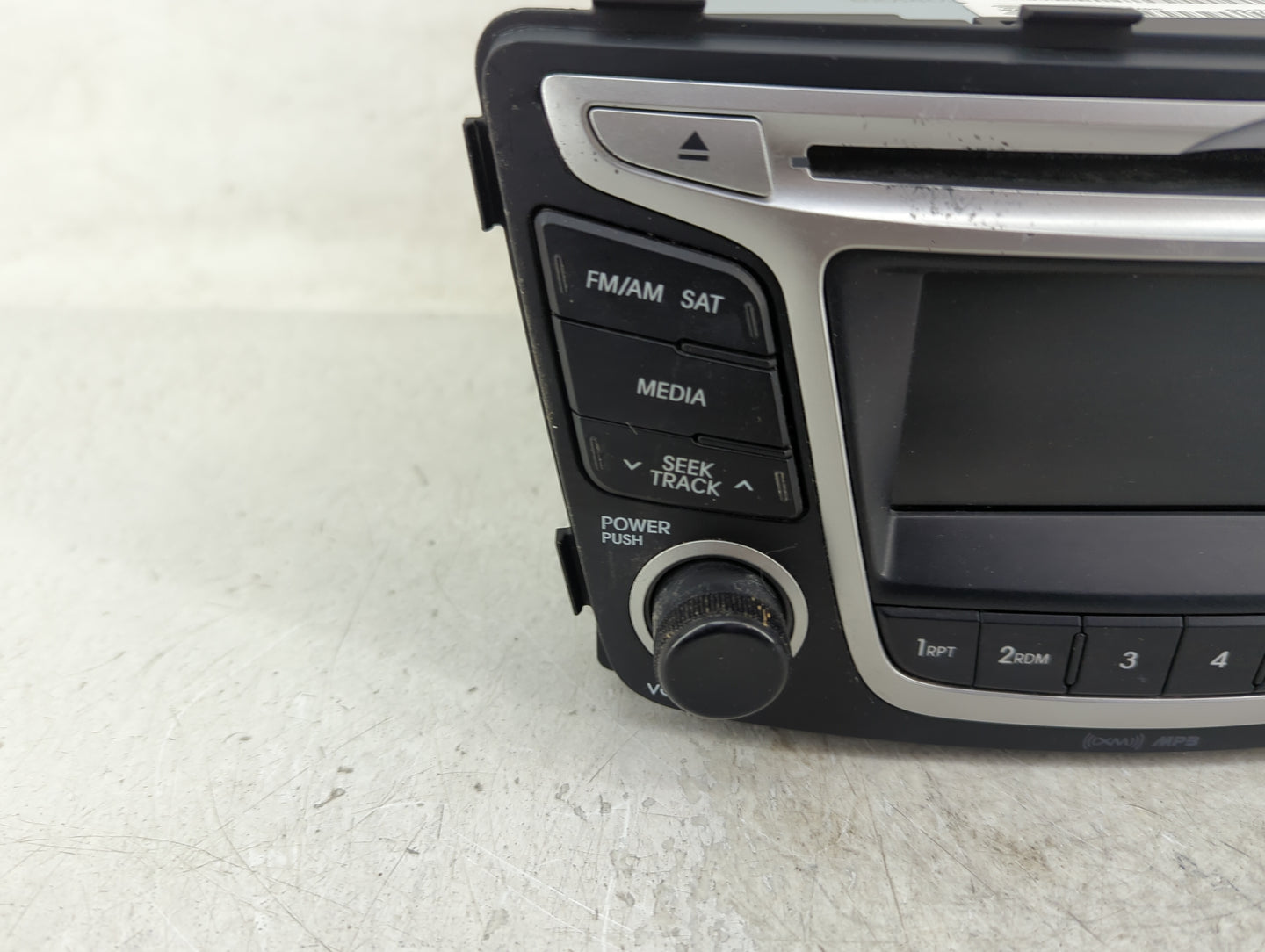 2005 Saturn Vue Radio AM FM Cd Player Receiver Replacement P/N:96170-1R1104X Fits OEM Used Auto Parts - Oemusedautoparts1.co