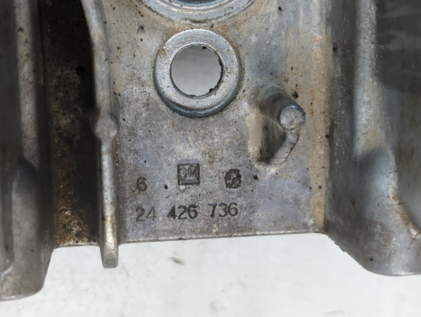 2005 Saturn Vue Driver Left Cylinder Head Valve Cover P/N:24426736 24 426 736 Fits OEM Used Auto Parts - Oemusedautoparts1.c