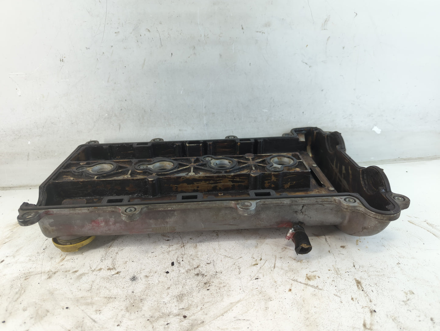 2005 Saturn Vue Driver Left Cylinder Head Valve Cover P/N:24426736 24 426 736 Fits OEM Used Auto Parts - Oemusedautoparts1.c