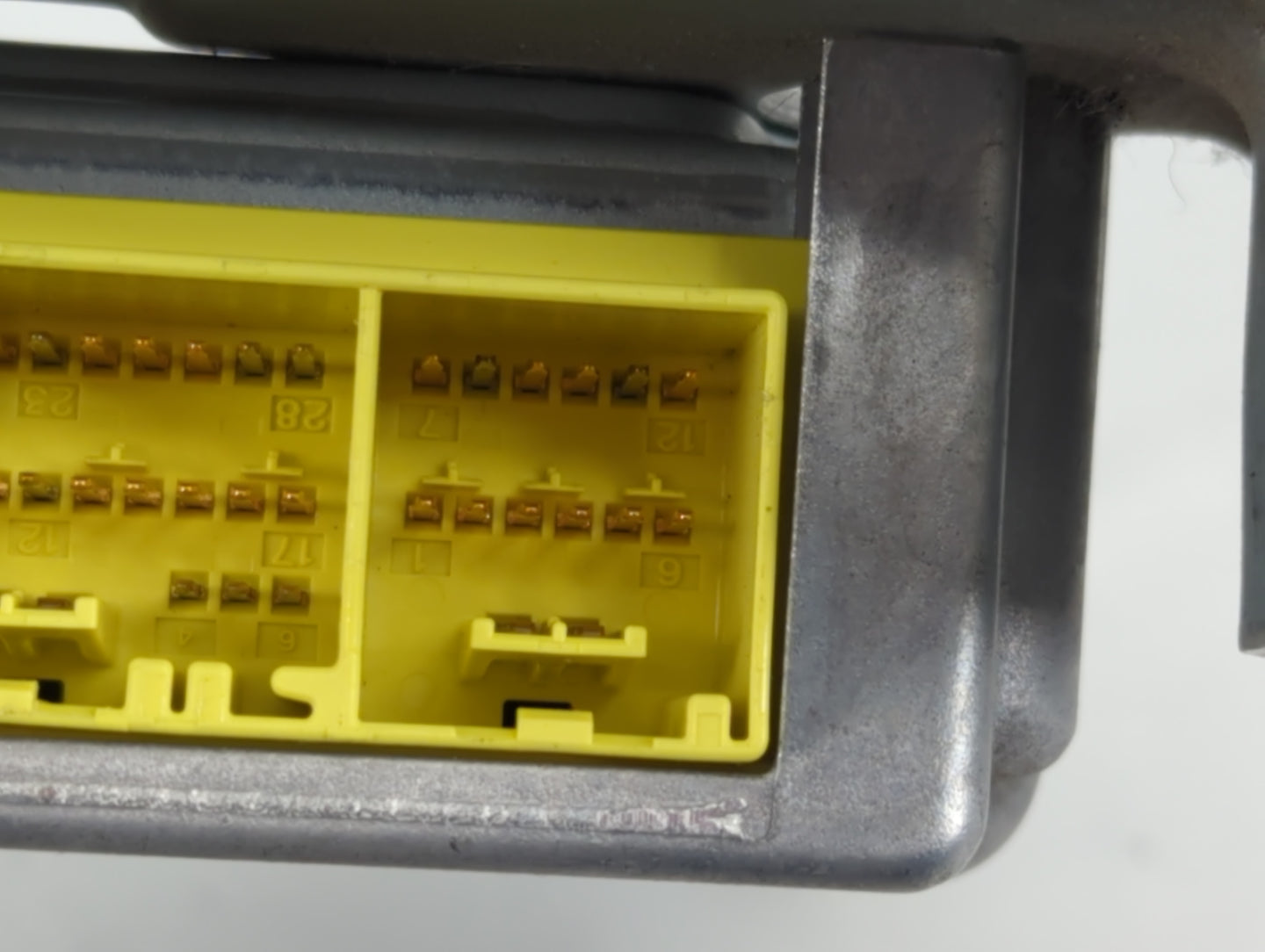 2004-2005 Subaru Impreza Body Control Module Bcm Inner Cabin Fuse Box - Oemusedautoparts1.com