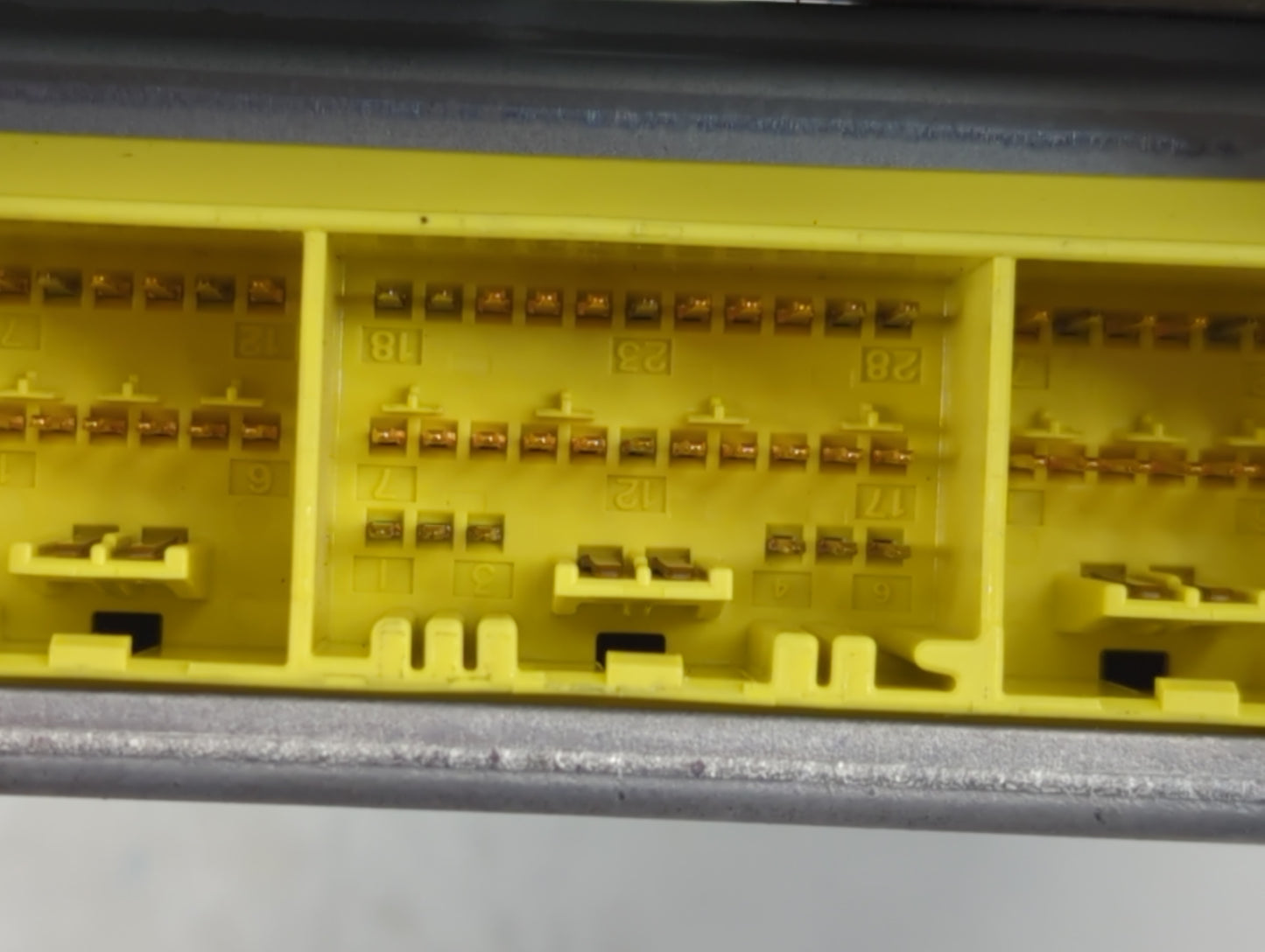2004-2005 Subaru Impreza Body Control Module Bcm Inner Cabin Fuse Box - Oemusedautoparts1.com