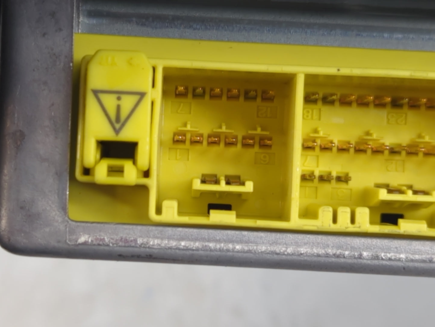 2004-2005 Subaru Impreza Body Control Module Bcm Inner Cabin Fuse Box - Oemusedautoparts1.com