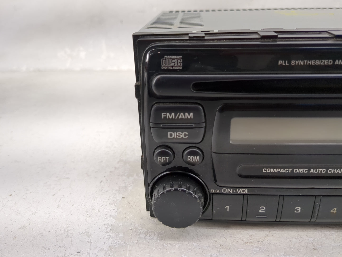 2004 Suzuki Vitara Radio AM FM Cd Player Receiver Replacement P/N:PS-2512D-C 39101-50J61 Fits Fits 2005 OEM Used Auto Parts 