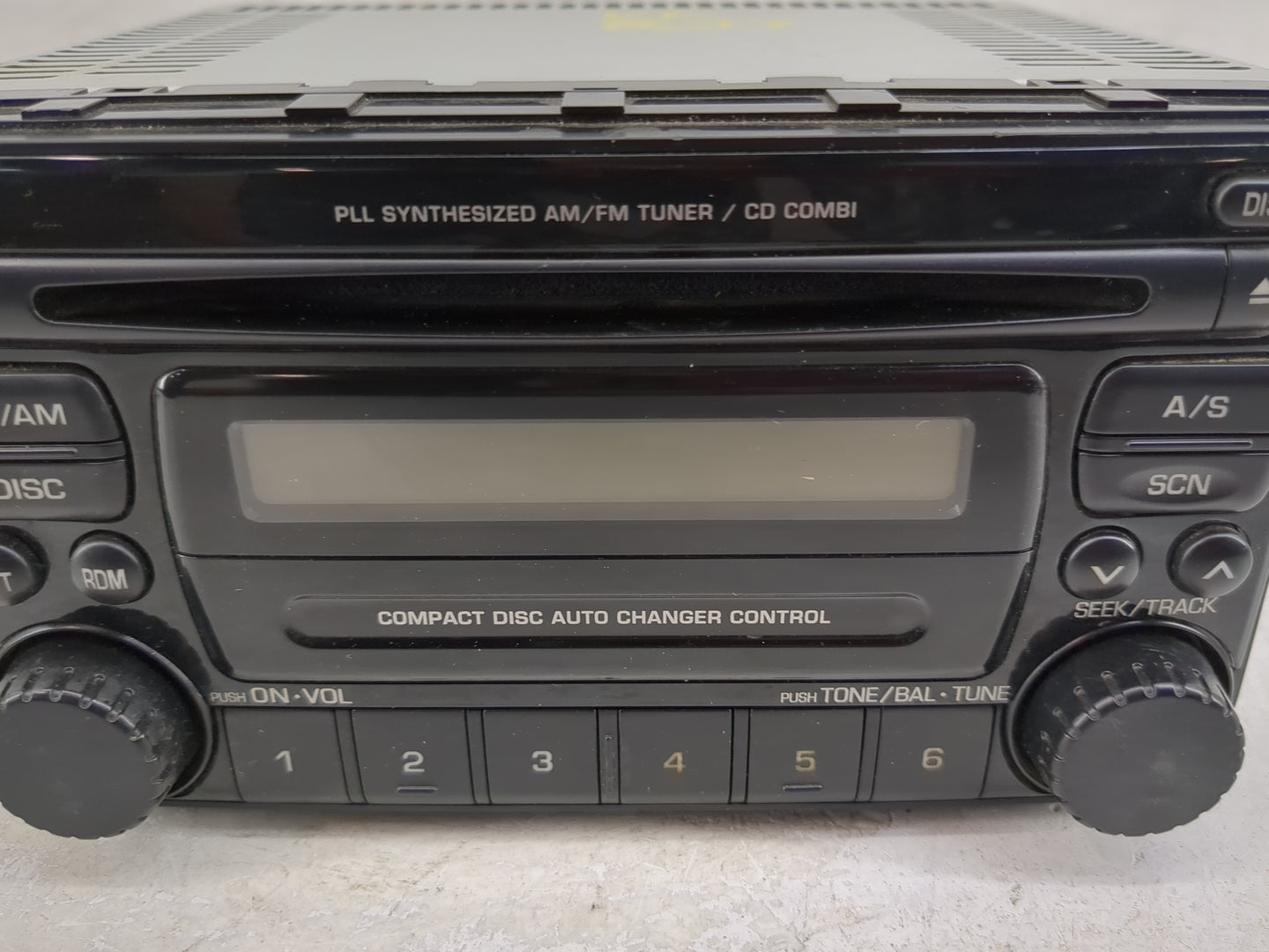2004 Suzuki Vitara Radio AM FM Cd Player Receiver Replacement P/N:PS-2512D-C 39101-50J61 Fits Fits 2005 OEM Used Auto Parts 