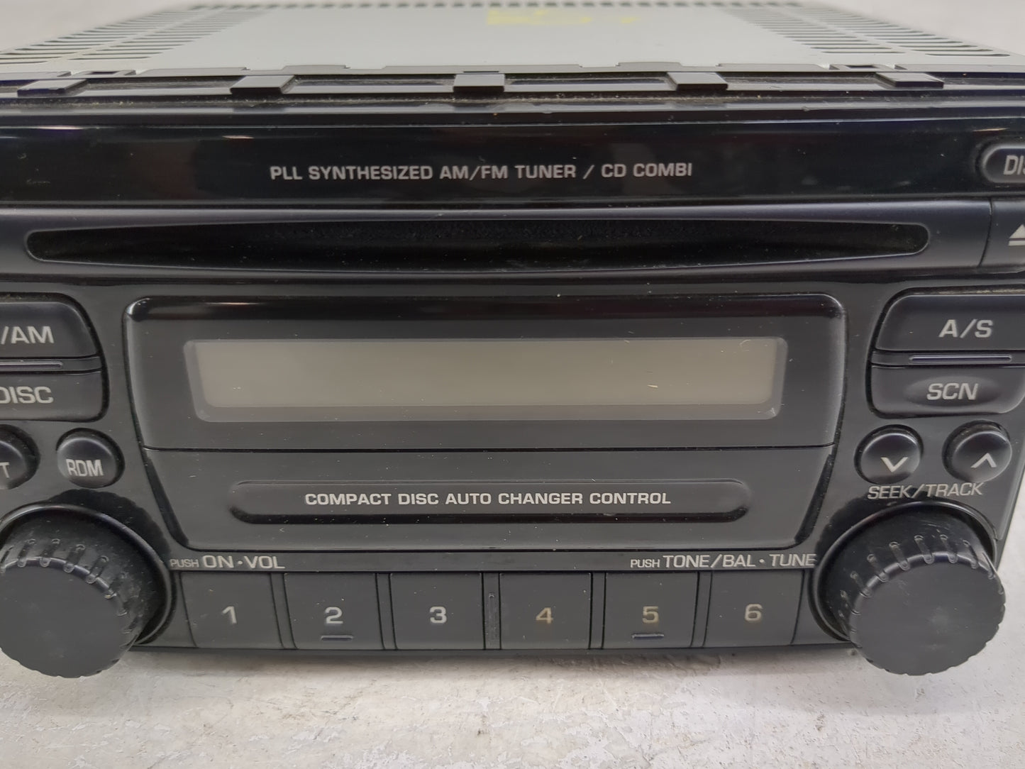 2004 Suzuki Vitara Radio AM FM Cd Player Receiver Replacement P/N:PS-2512D-C 39101-50J61 Fits Fits 2005 OEM Used Auto Parts 