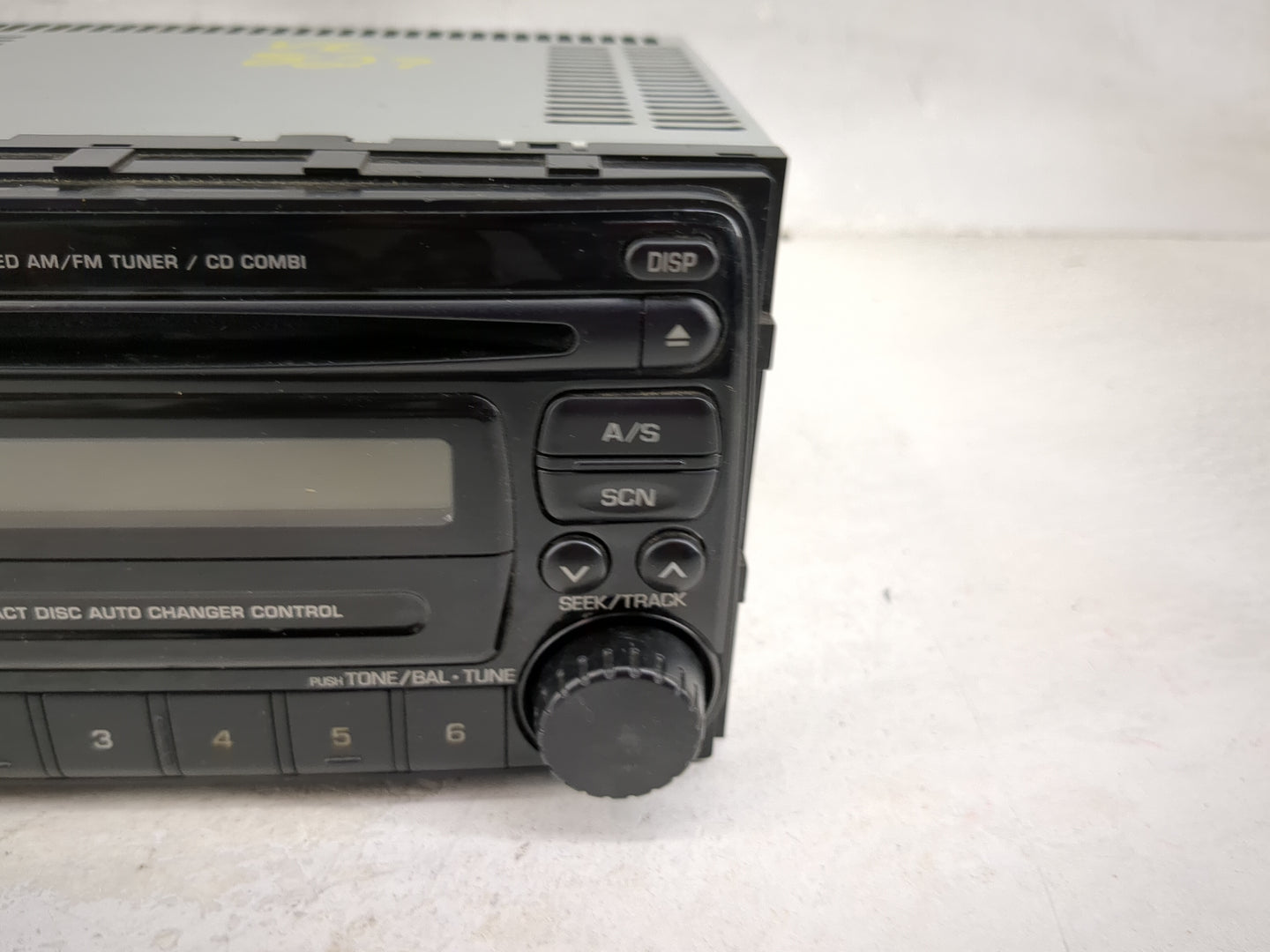 2004 Suzuki Vitara Radio AM FM Cd Player Receiver Replacement P/N:PS-2512D-C 39101-50J61 Fits Fits 2005 OEM Used Auto Parts 
