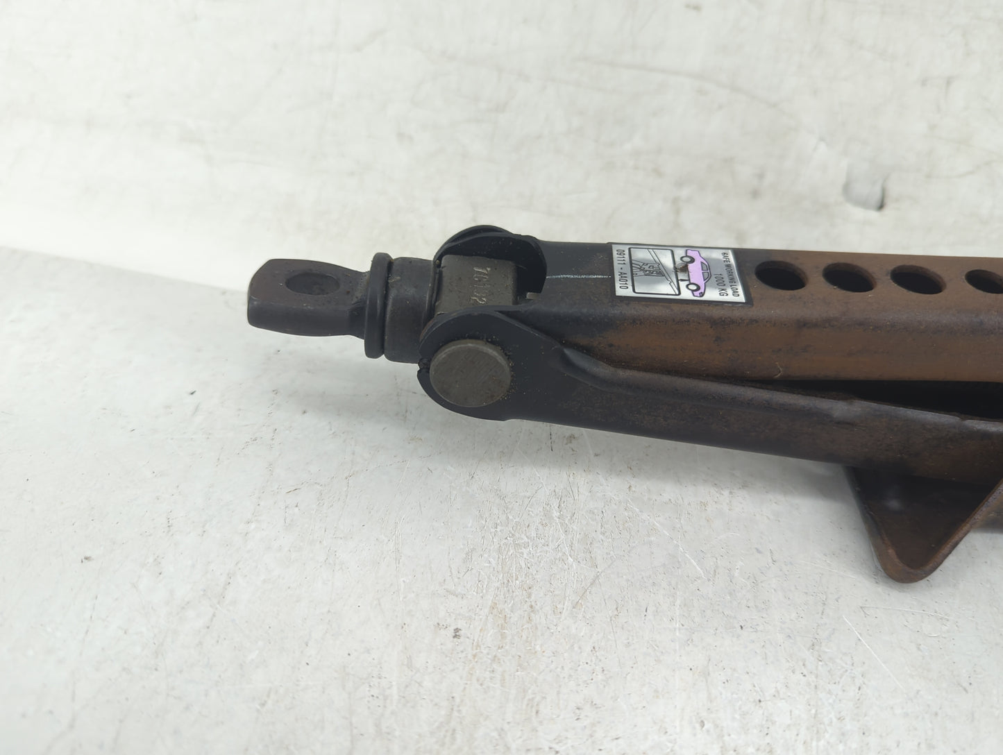 2005 Toyota Avalon Spare Scissor Car Jack - Oemusedautoparts1.com
