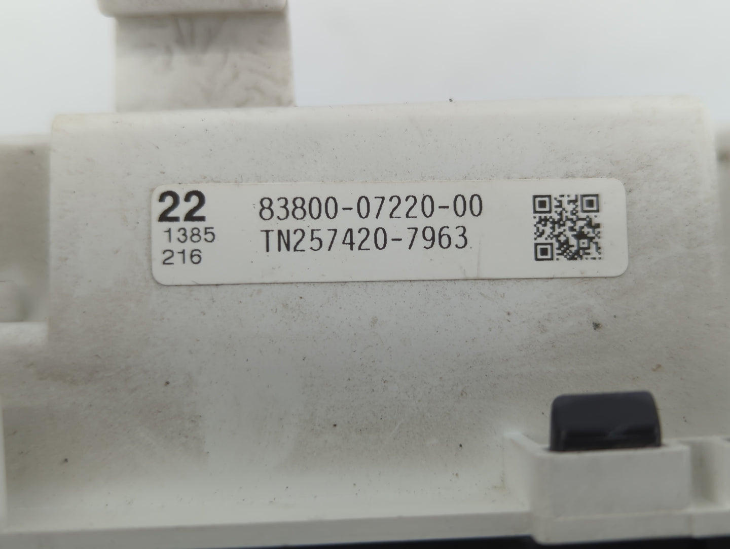 2005-2006 Toyota Avalon Instrument Cluster Speedometer Gauges P/N:83800-07220-00 Fits Fits 2005 2006 OEM Used Auto Parts - O