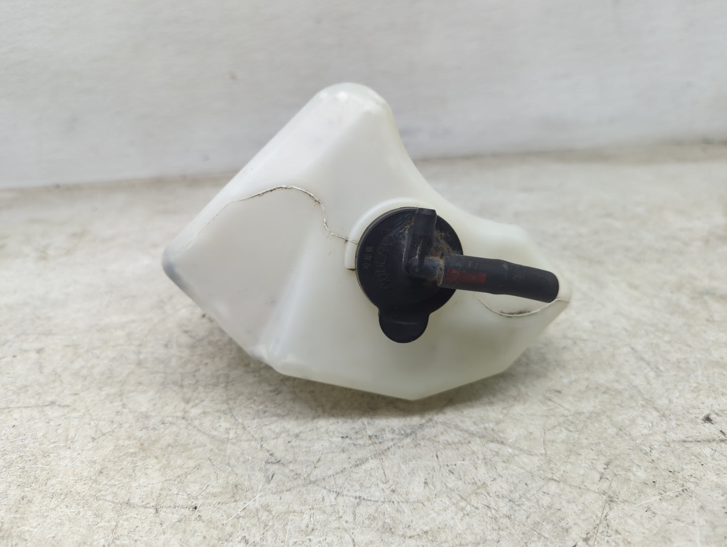 2002-2006 Toyota Camry Radiator Coolant Overflow Expansion Tank Bottle 1449690 - Oemusedautoparts1.com