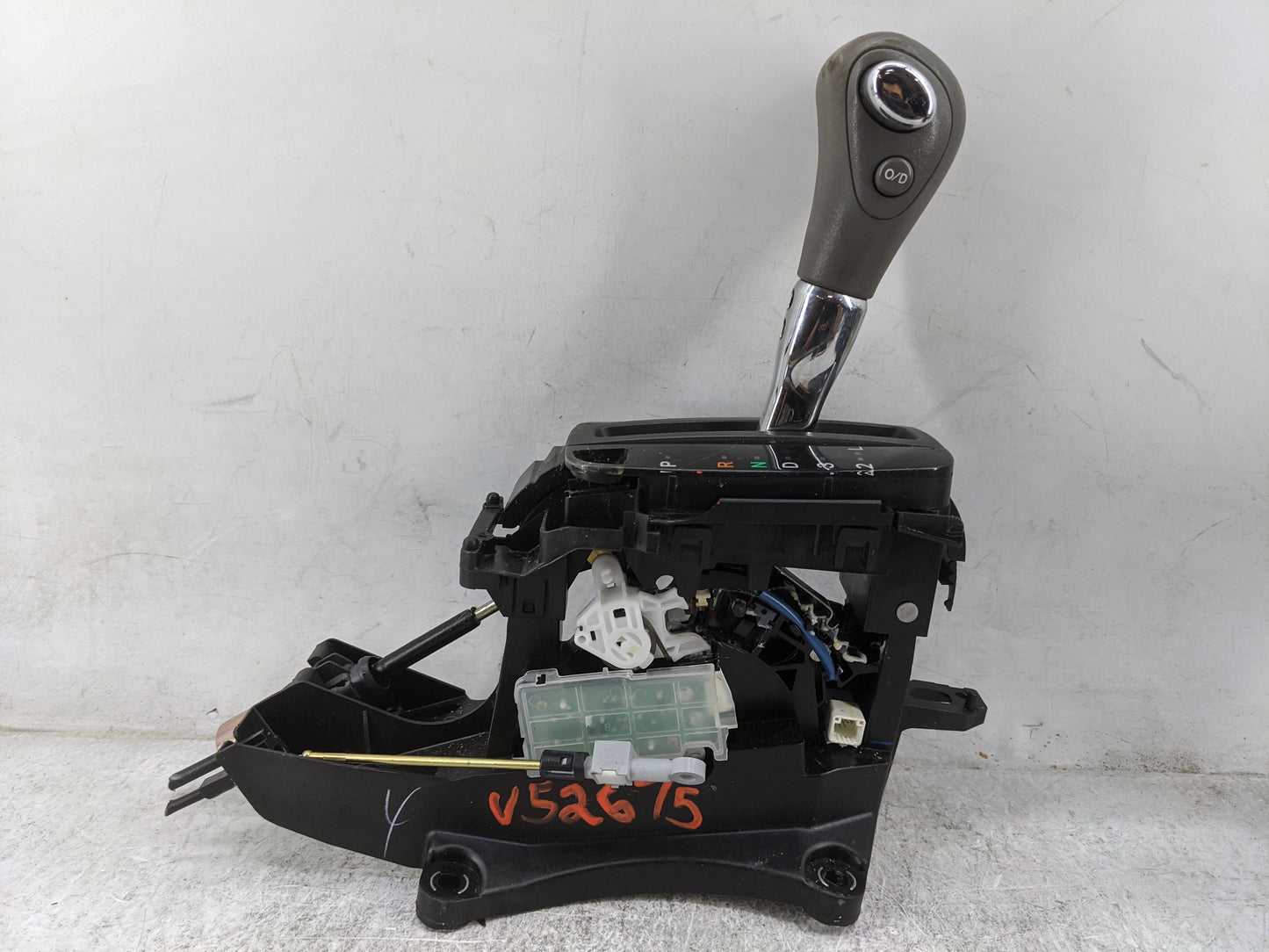 2005 Toyota Camry Floor Console Assembly Shifter 1480277 - Oemusedautoparts1.com