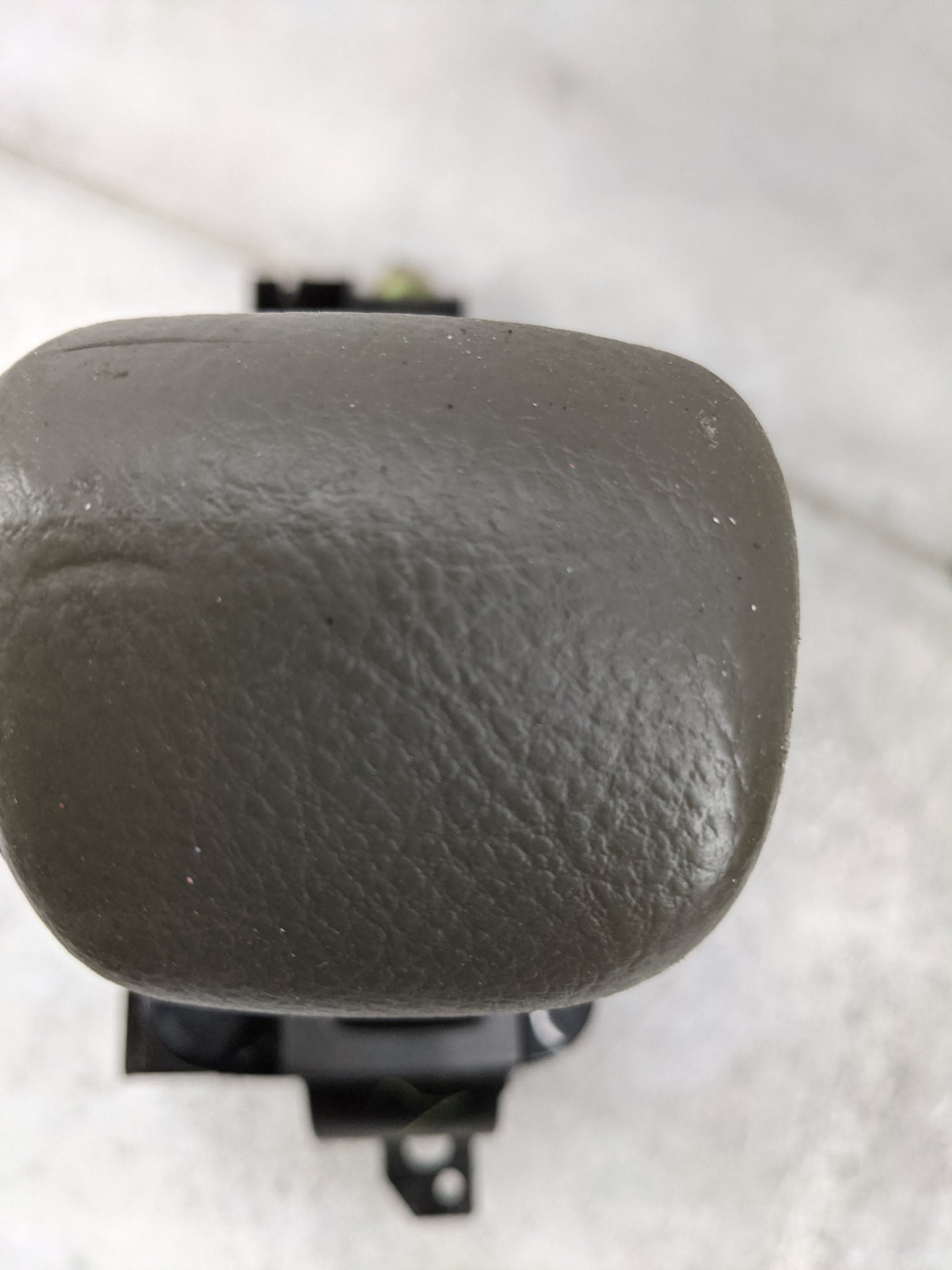 2005 Toyota Camry Floor Console Assembly Shifter 1480277 - Oemusedautoparts1.com