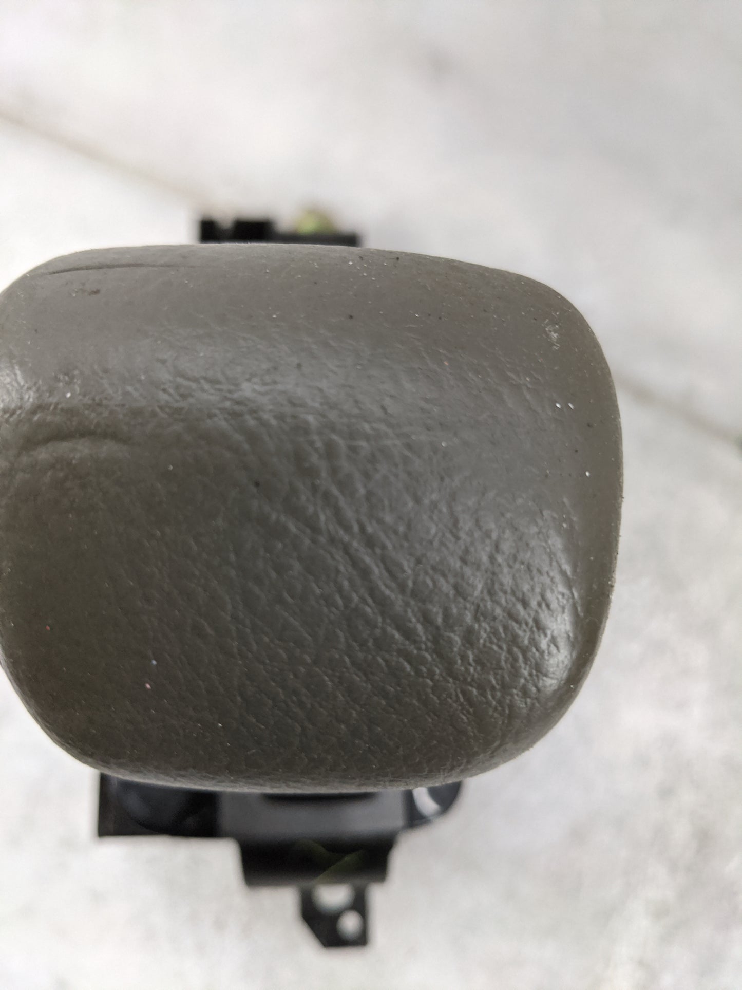 2005 Toyota Camry Floor Console Assembly Shifter 1480277 - Oemusedautoparts1.com