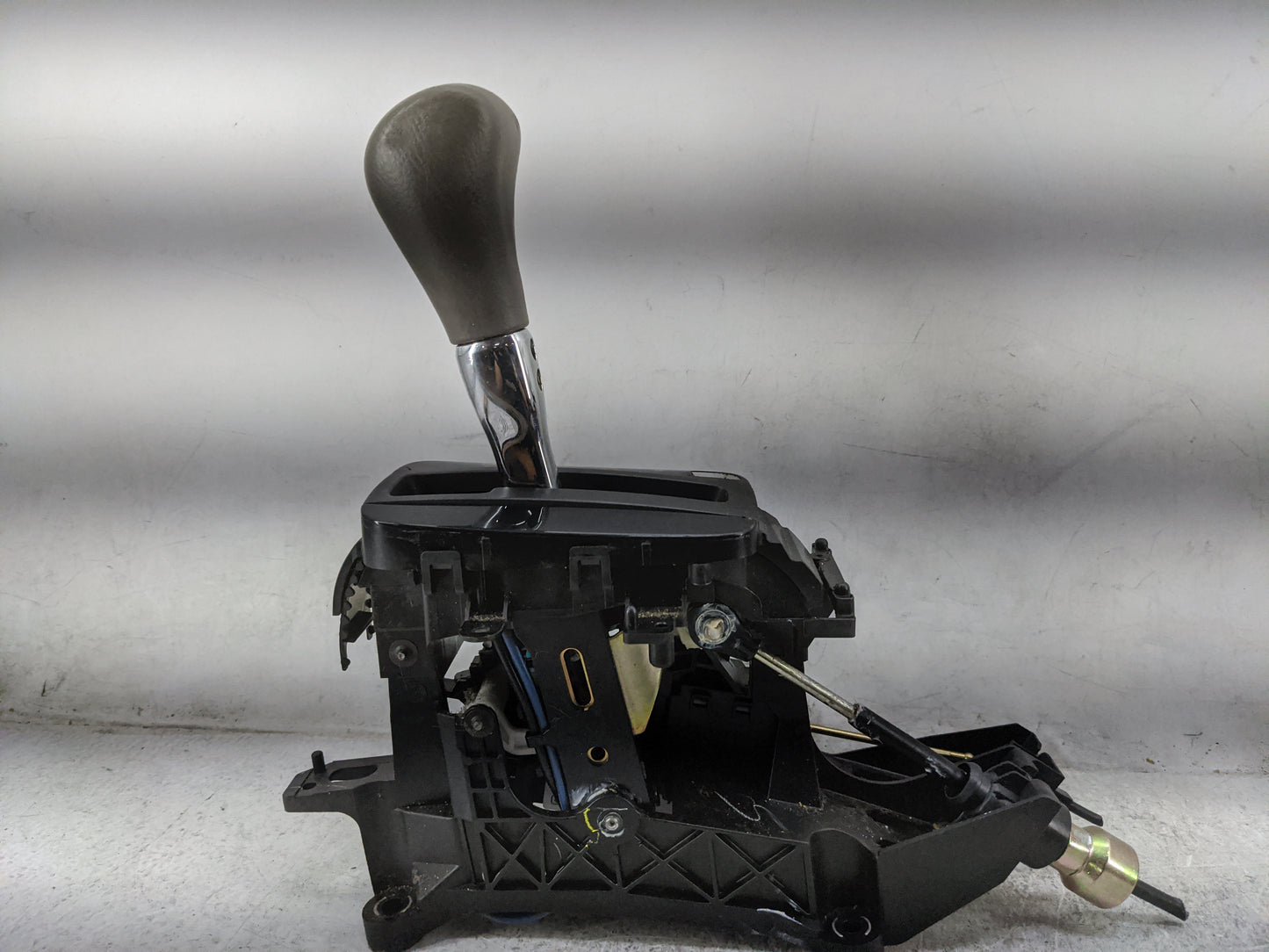 2005 Toyota Camry Floor Console Assembly Shifter 1480277 - Oemusedautoparts1.com