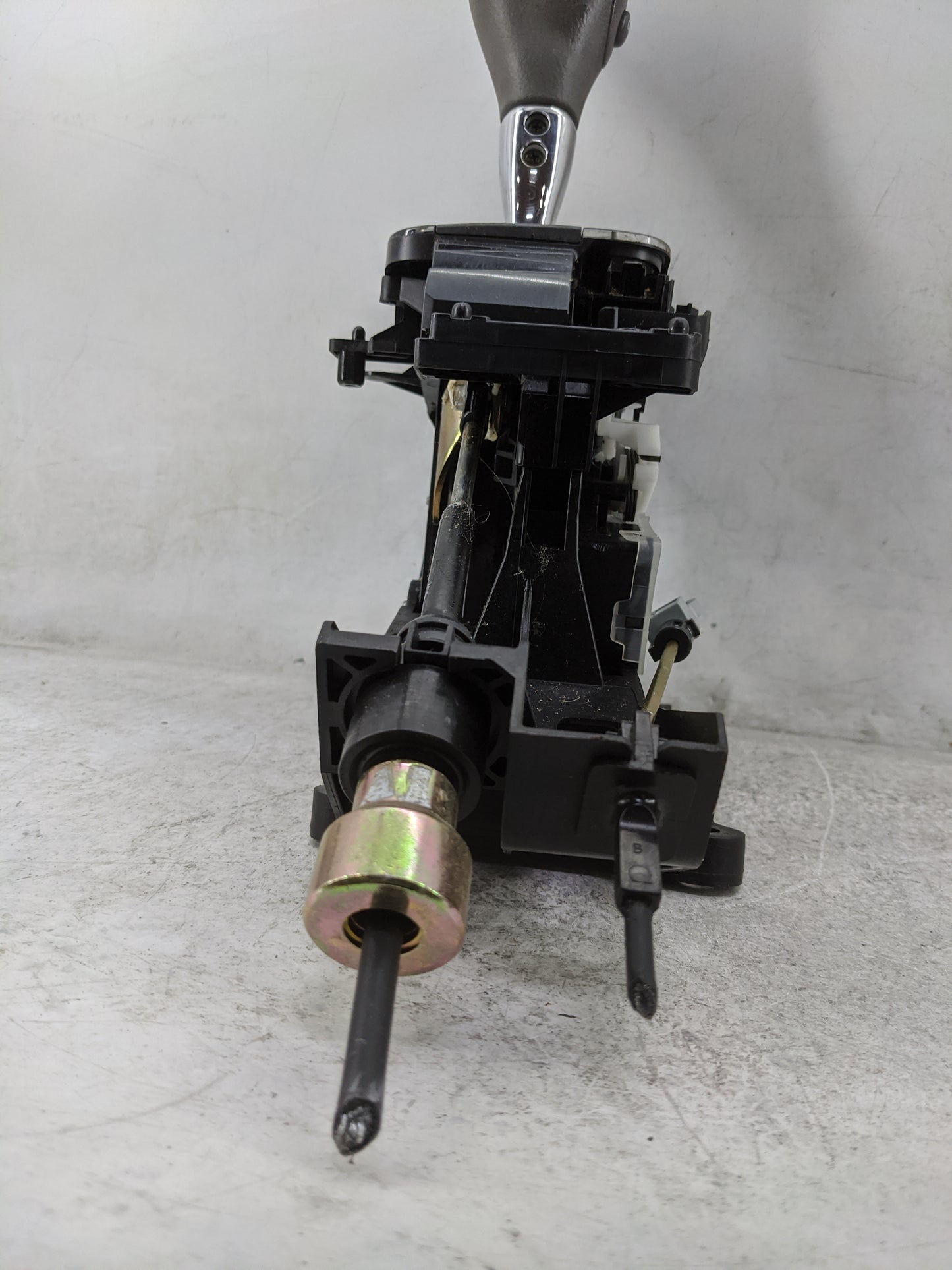 2005 Toyota Camry Floor Console Assembly Shifter 1480277 - Oemusedautoparts1.com