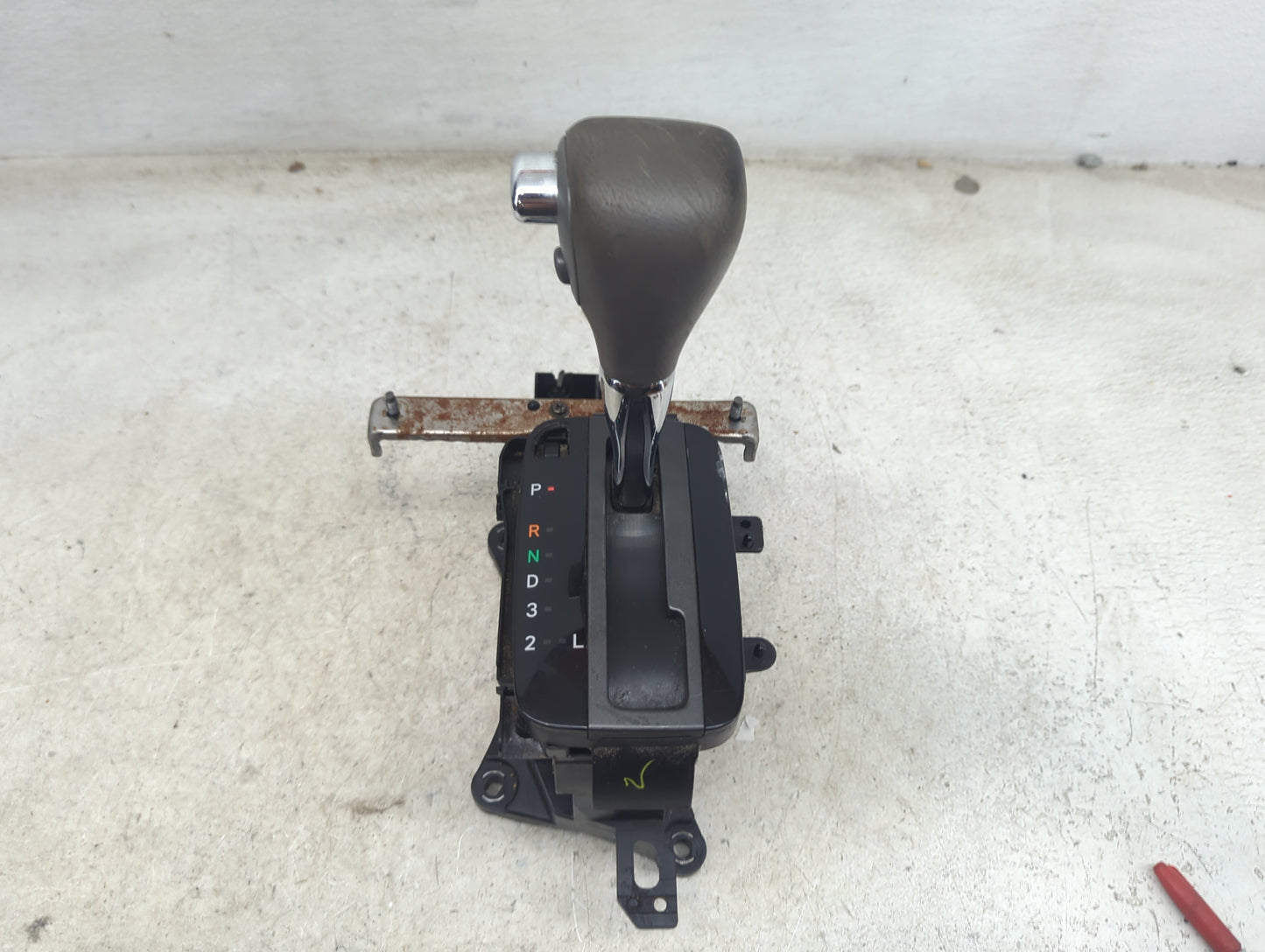 2005 Toyota Camry Floor Console Assembly Shifter - Oemusedautoparts1.com