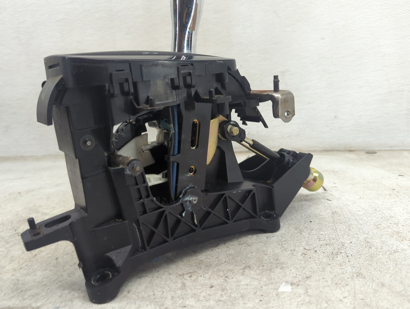 2005 Toyota Camry Floor Console Assembly Shifter - Oemusedautoparts1.com