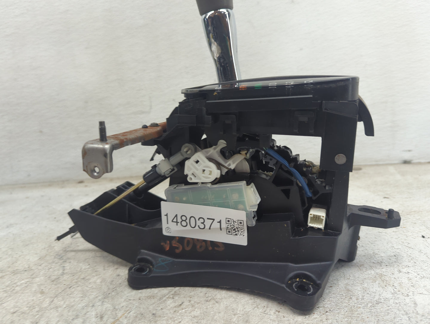 2005 Toyota Camry Floor Console Assembly Shifter - Oemusedautoparts1.com