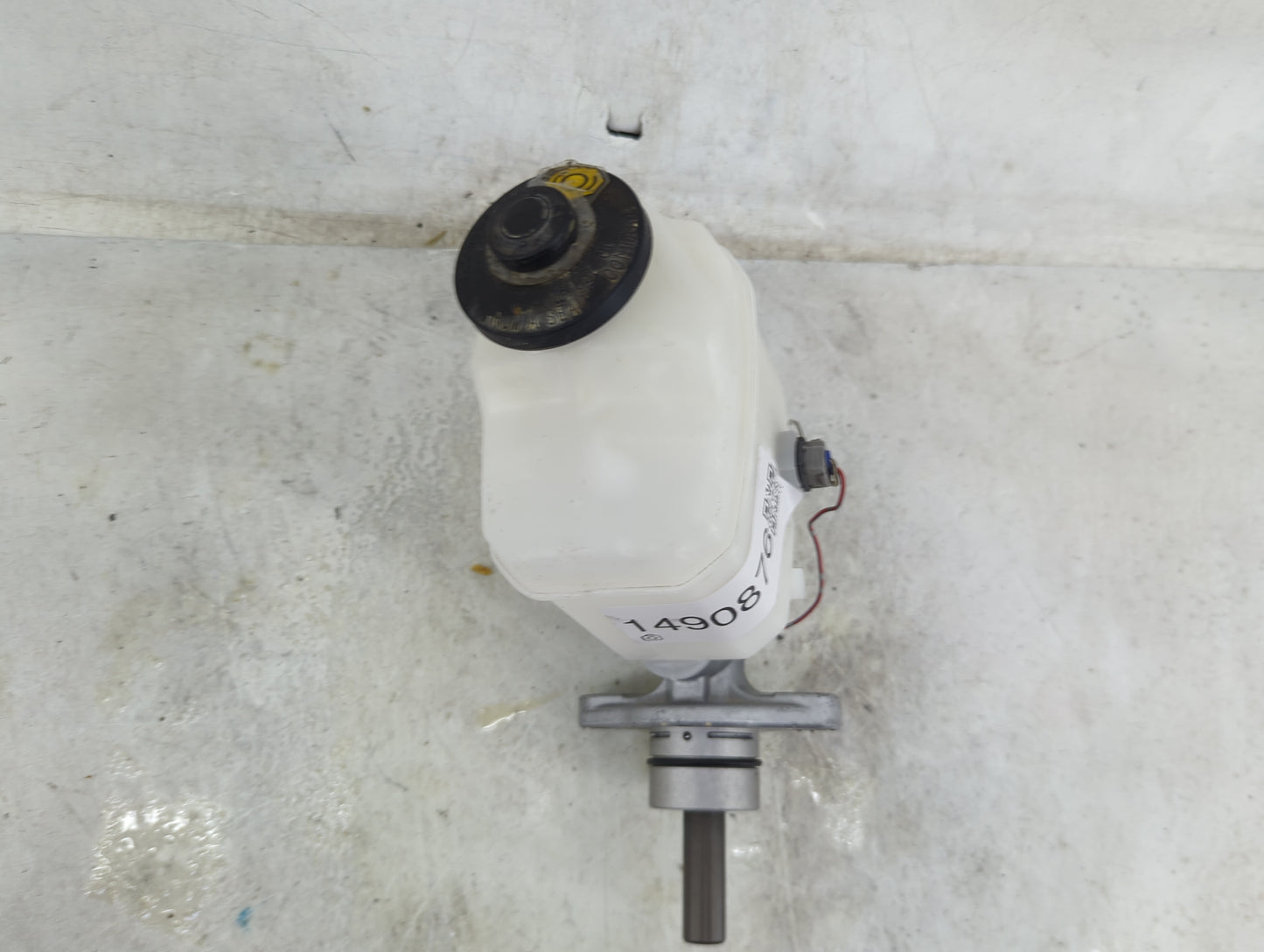2005-2006 Toyota Camry Brake Master Cylinder 1490876 - Oemusedautoparts1.com