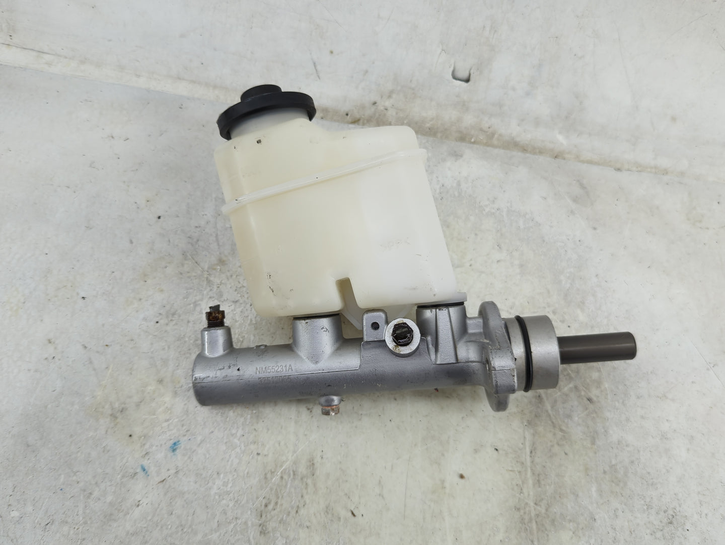 2005-2006 Toyota Camry Brake Master Cylinder 1490876 - Oemusedautoparts1.com