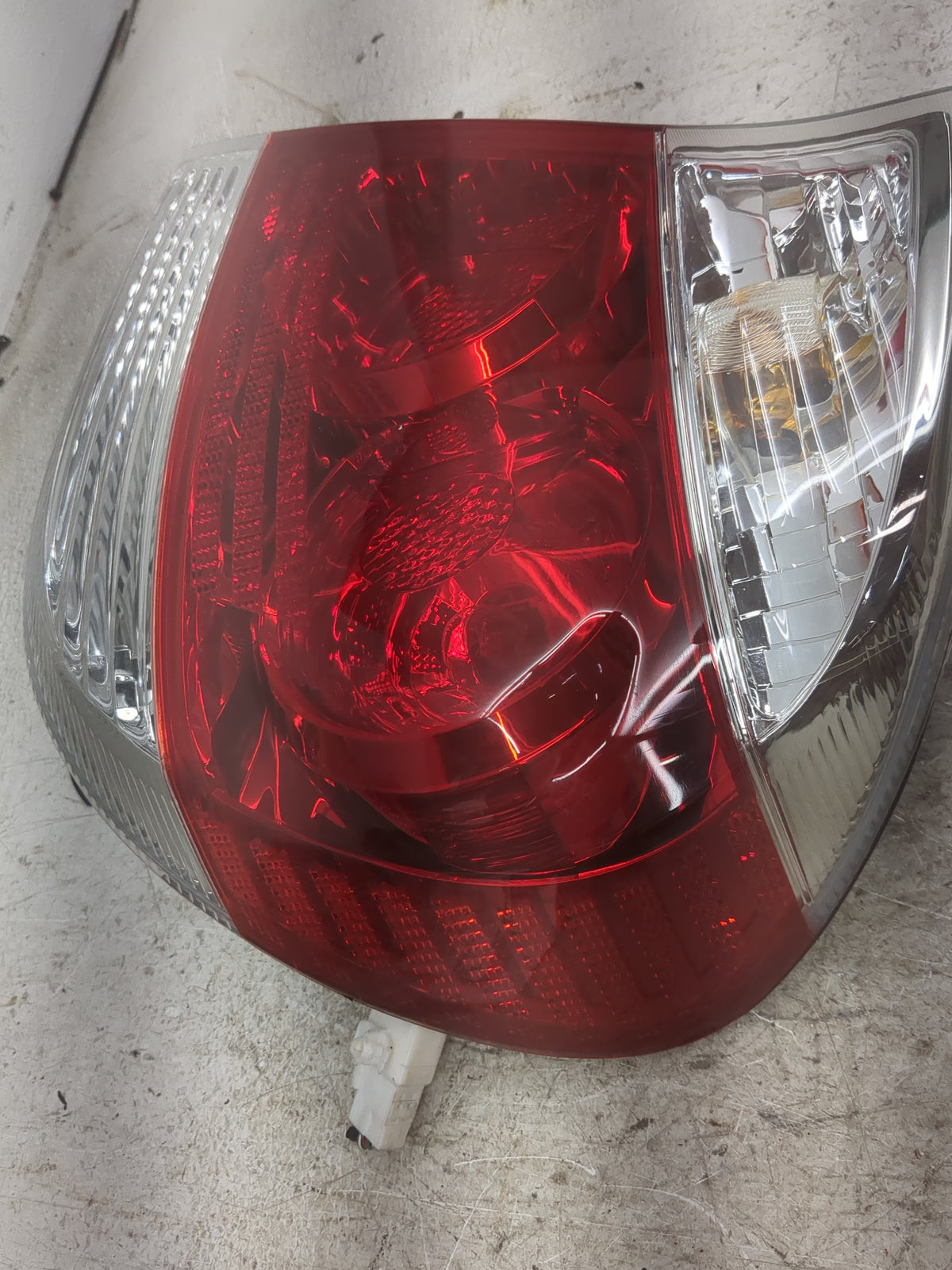 2005-2006 Toyota Camry Passenger Right Side Deck Lid Mounted Tail Light - Oemusedautoparts1.com