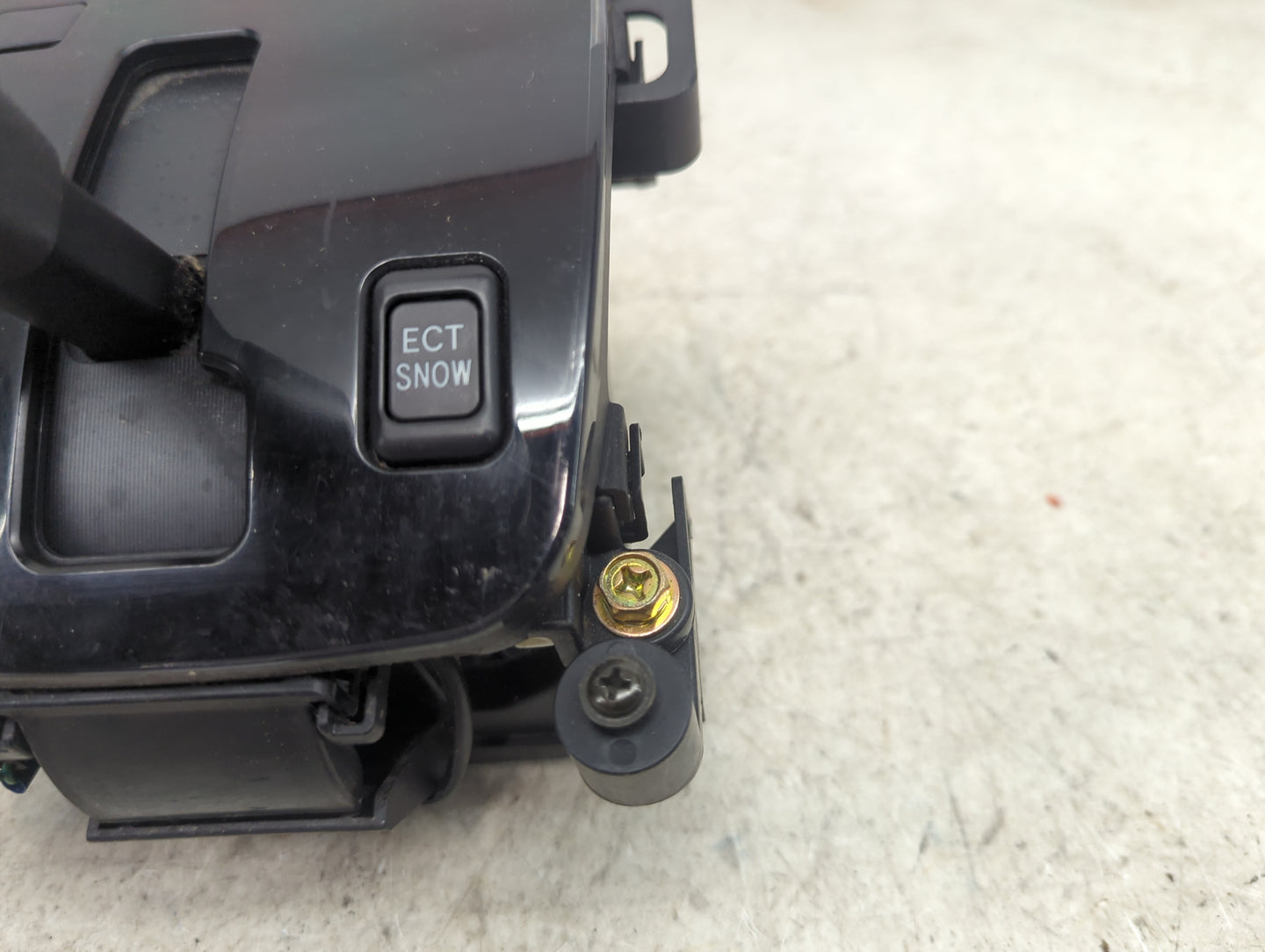 2005 Toyota Highlander Floor Console Assembly Shifter - Oemusedautoparts1.com