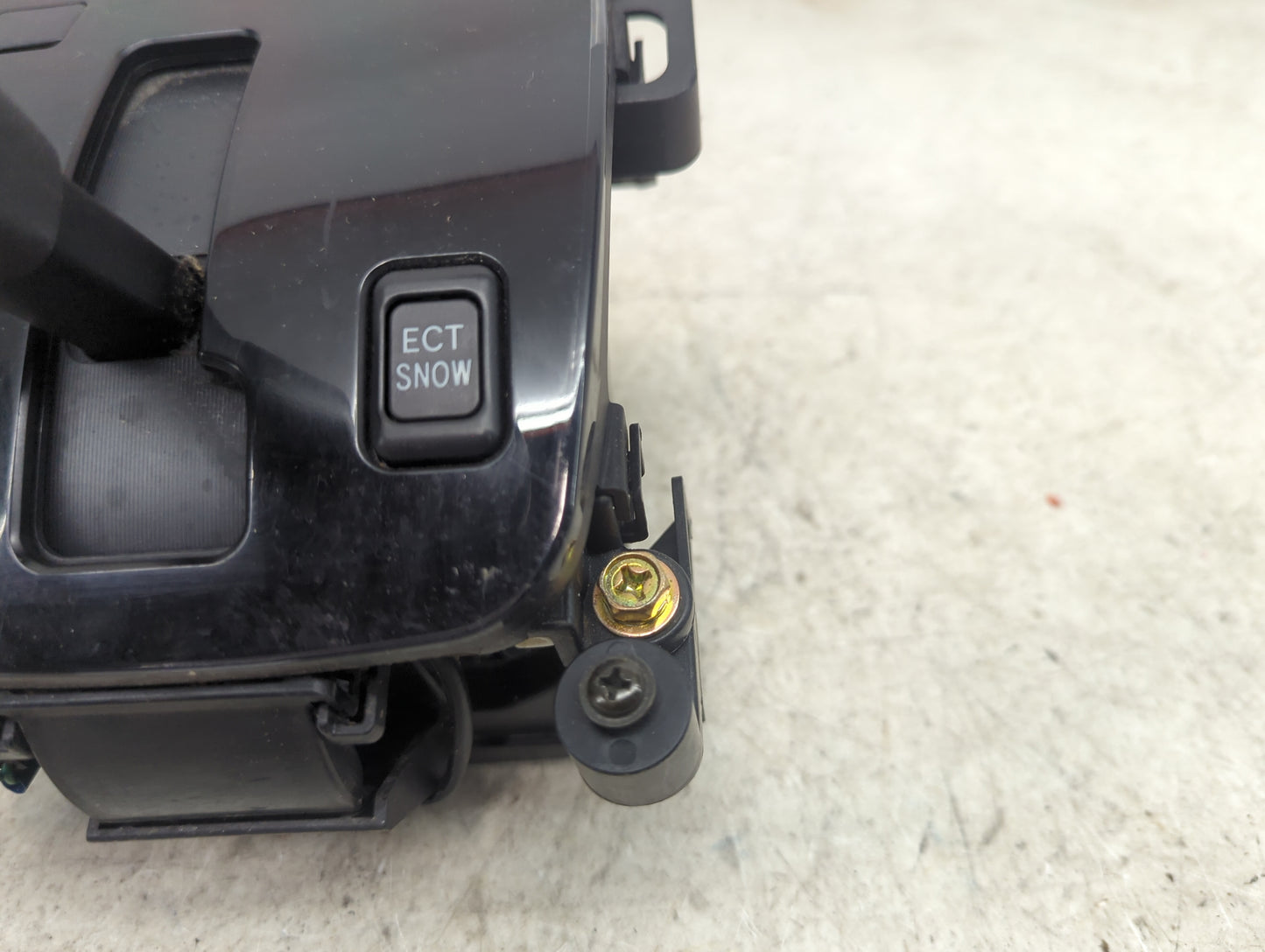2005 Toyota Highlander Floor Console Assembly Shifter - Oemusedautoparts1.com