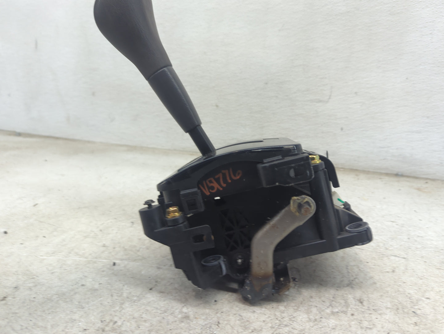 2005 Toyota Highlander Floor Console Assembly Shifter - Oemusedautoparts1.com