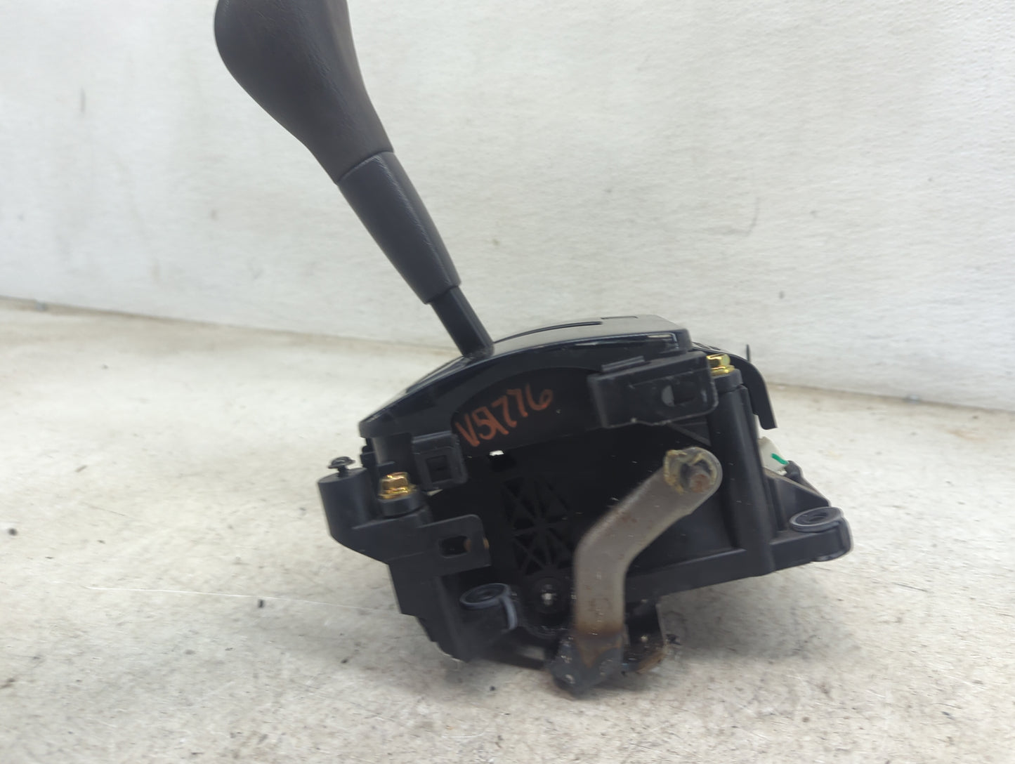 2005 Toyota Highlander Floor Console Assembly Shifter - Oemusedautoparts1.com