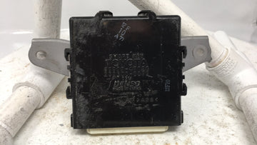 2004-2005 Toyota Prius Chassis Control Module Ccm Bcm Body Control 21141 - Oemusedautoparts1.com