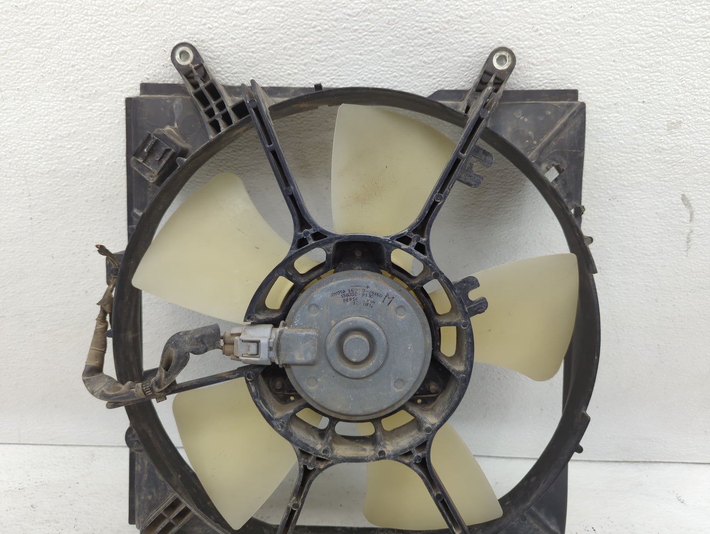 2001-2005 Toyota Rav4 Left Radiator Fan Motor Assembly Cream - Oemusedautoparts1.com