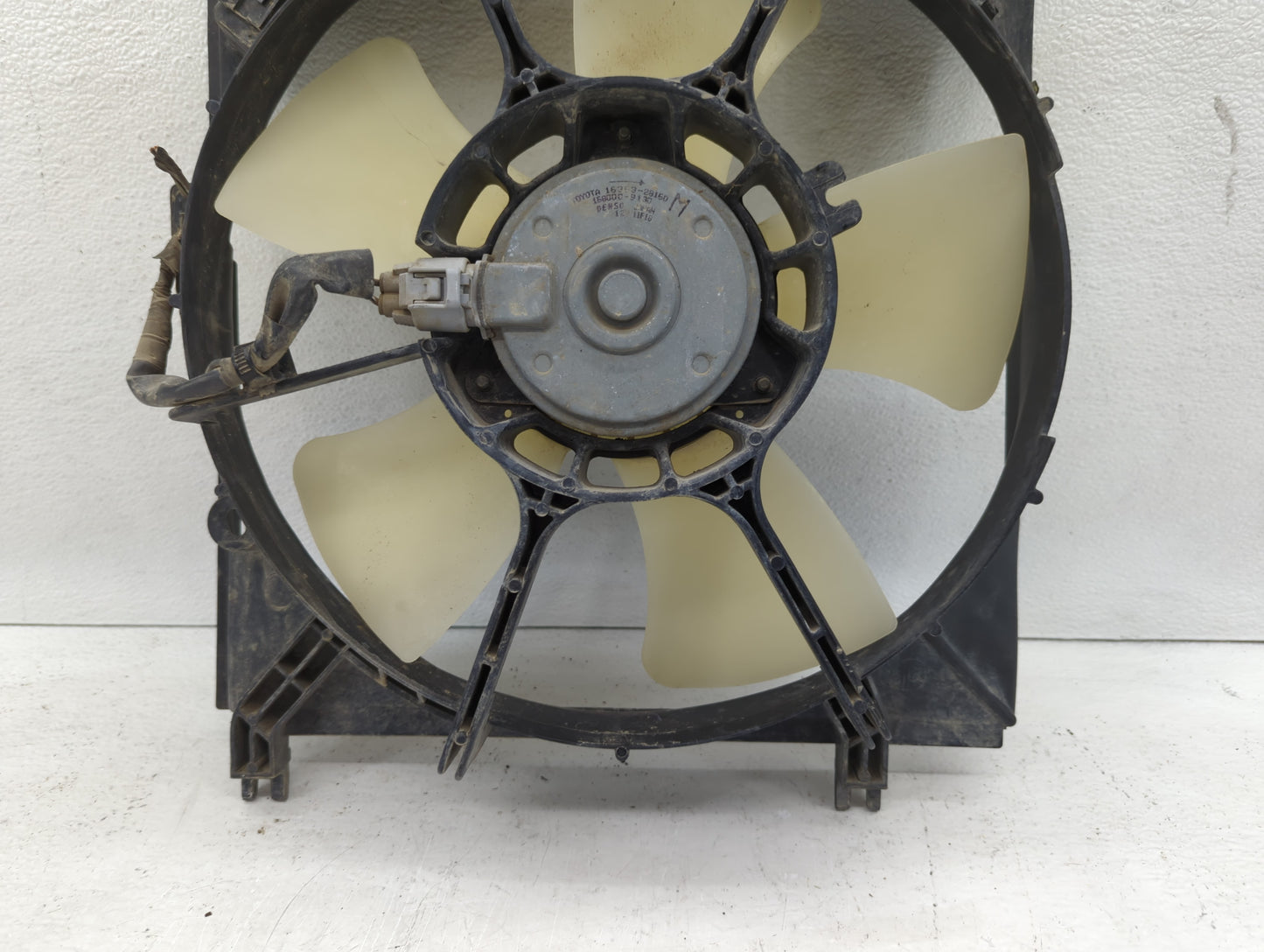2001-2005 Toyota Rav4 Left Radiator Fan Motor Assembly Cream - Oemusedautoparts1.com