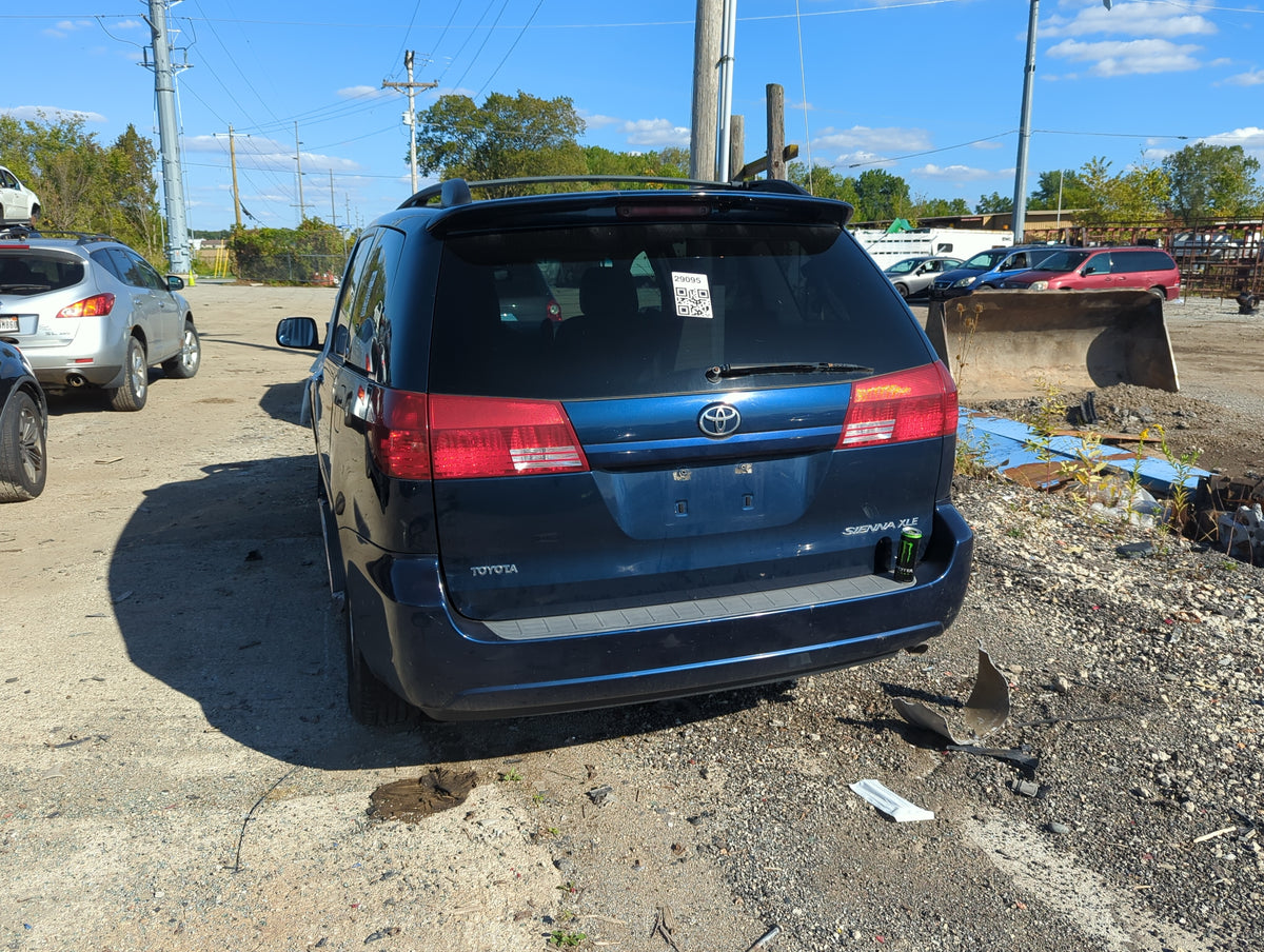 2005 Toyota Sienna Front Left Driver Interior Door Panel Trim 1174652 - Oemusedautoparts1.com