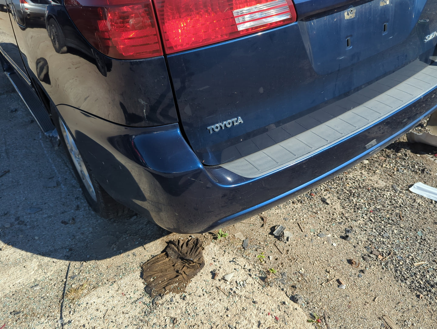 2004-2010 Toyota Sienna Rear Bumper Assembly Oem 1174678 - Oemusedautoparts1.com